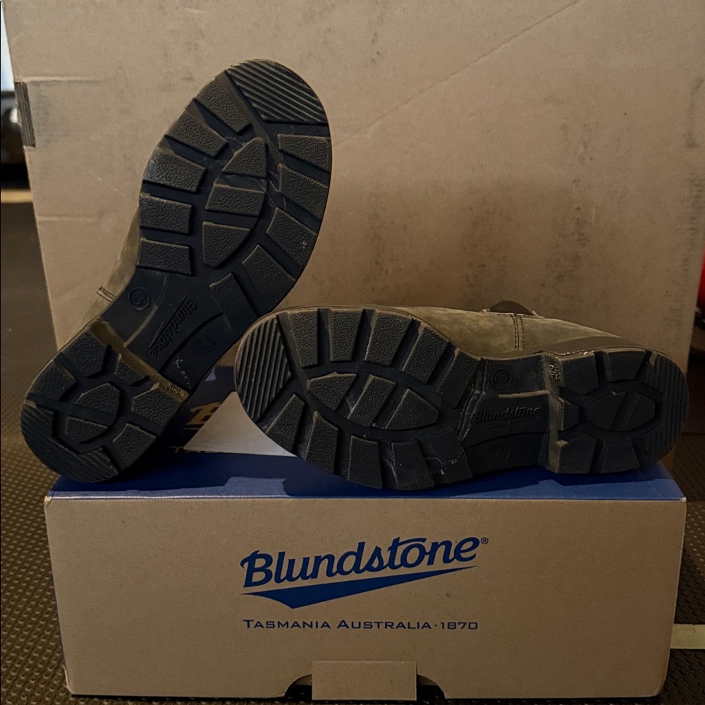 Blundstone Olive Nubuck Chelsea Boots with Blue Pull Tabs - Picture 8 of 9
